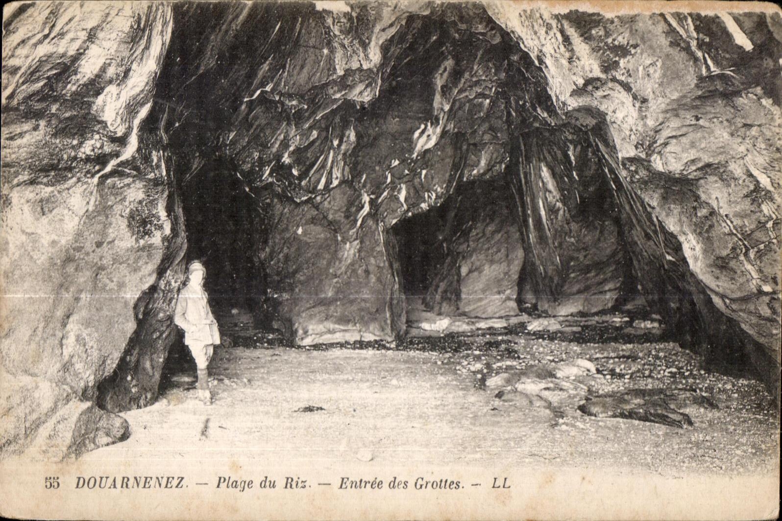 CPA Douarnenez Plage des Riz Entree des Grottes