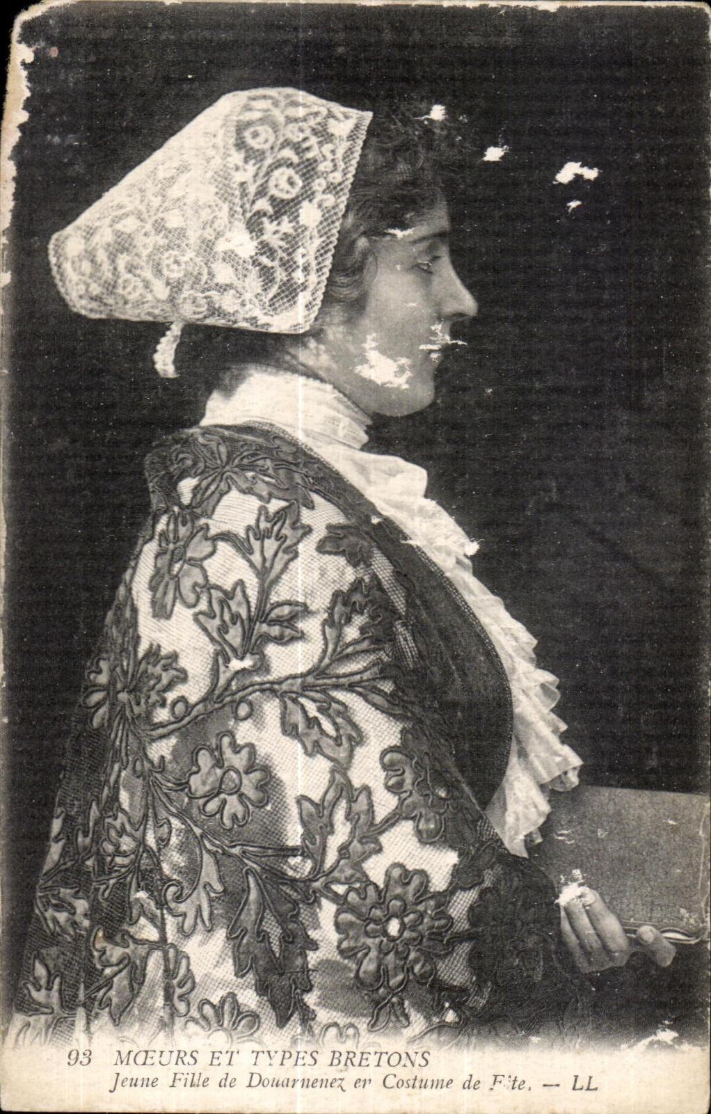 CPA Mceurs et Types Bretons Jeune Fille De Douarnenez Costume de Fete Folklore 