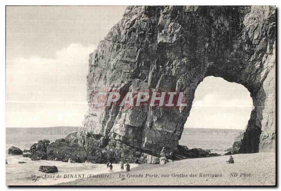 Anse de DINANT (Fintstère) — La Grande Porte, aux Grottes des Korrigans — ND Phot.