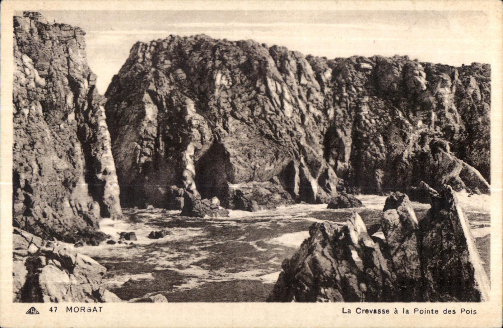 La Crevasse à la Pointe des Pois — Morgat — éditeur A. Morgat, n°47