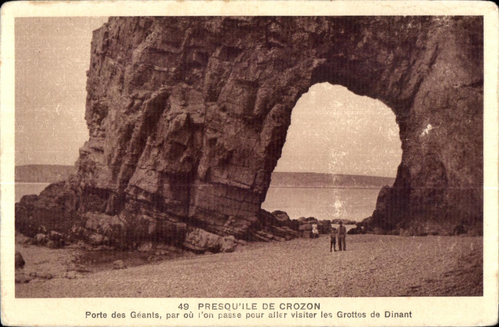 CPA Presq iue De Crozon porte des Geants par ou l on passe pour aller vister les Grottes de Dinant