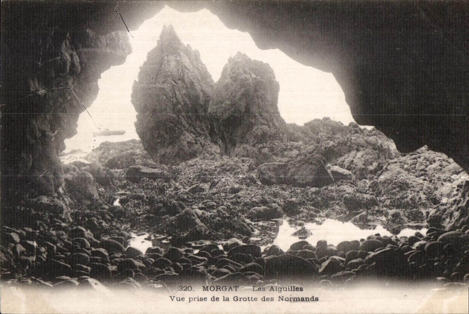 Morgat — Les Aiguilles — Vue prise de la Grotte des Normands — n° 320