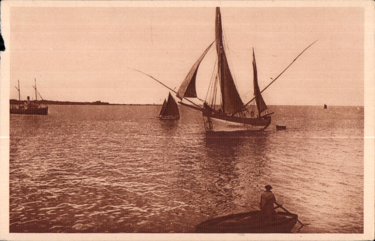 CPA Concarneau Thonnier en Peche les Tangons Bateau