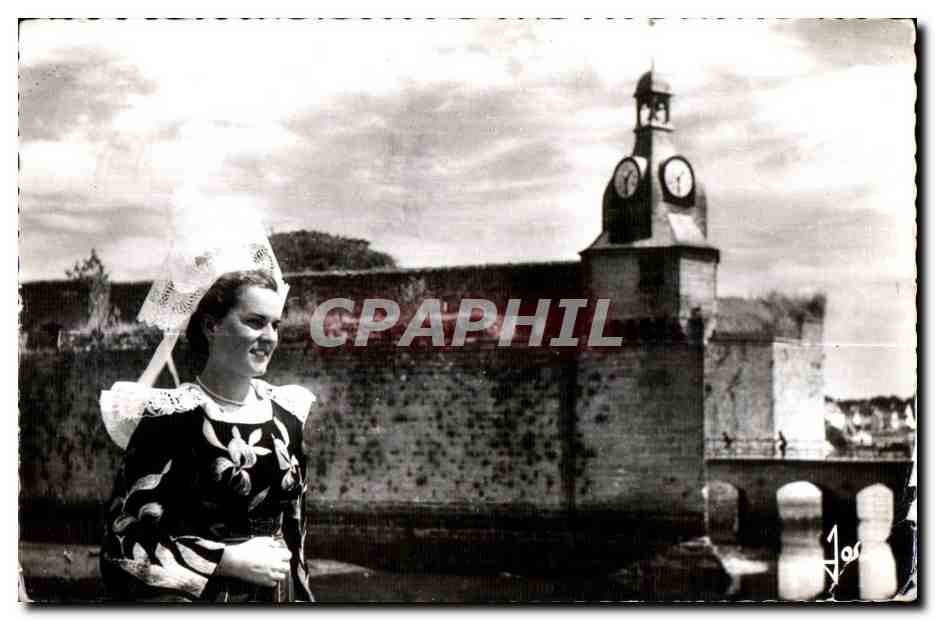 CPA Concarneau (Finistere) Jeune Fille de Concarneau Devant les remparts de la ville Close