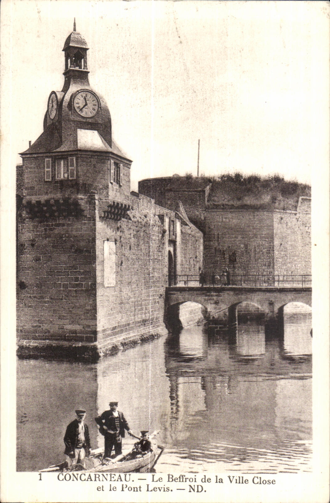 CPA Concarneau Le Beffroi de la Ville Close et le Pont Levis