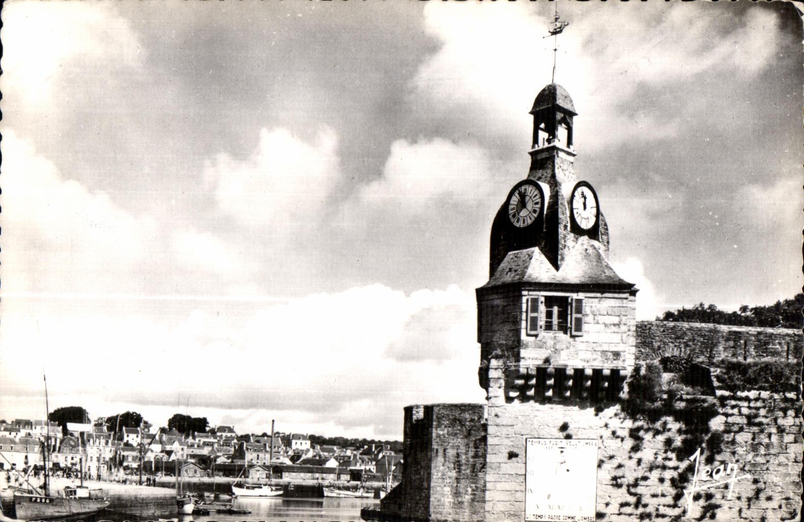 CPSM La Bretagne Concarneau (Finistere) La ville close