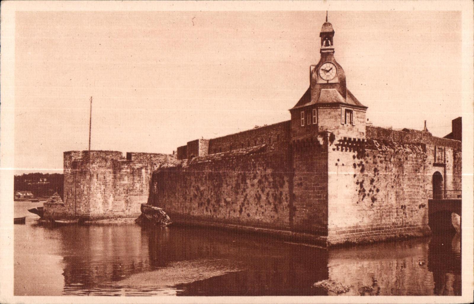 CPA Concarneau La Ville Close Les Remparts