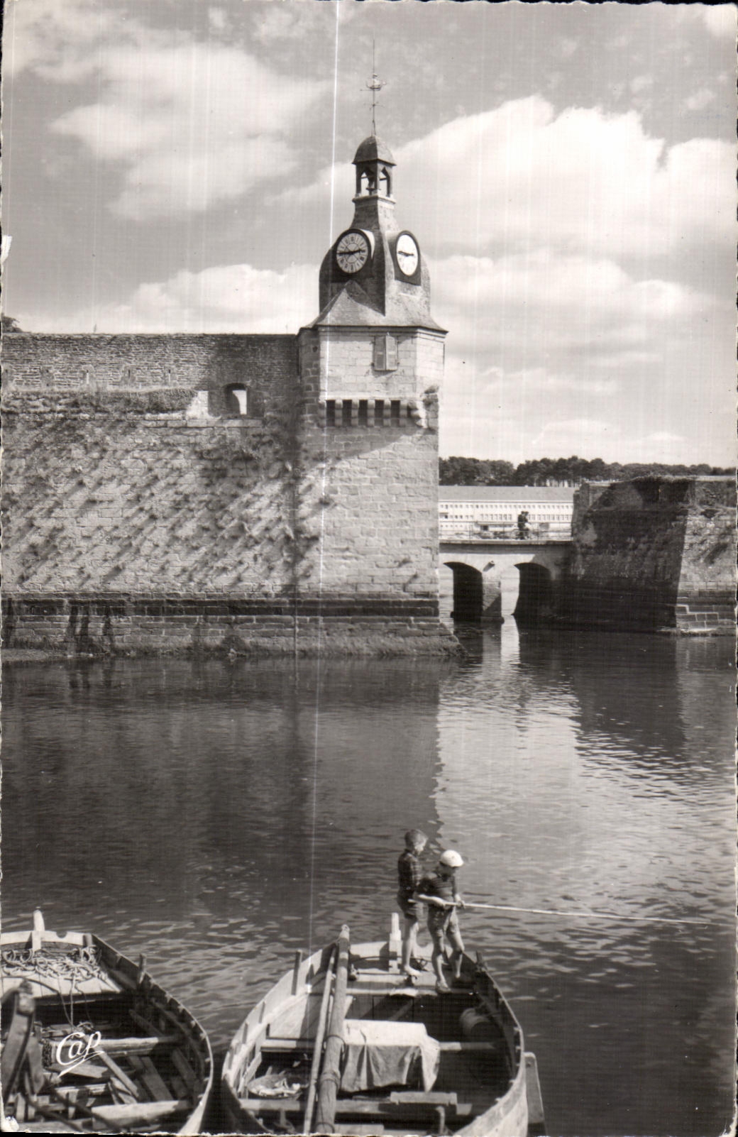 CPA Concarneau Le Beffroi et le Bassin