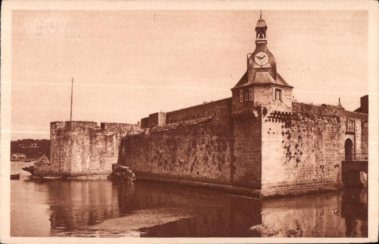 CPA Concarneau La Ville Closr Les Remparts