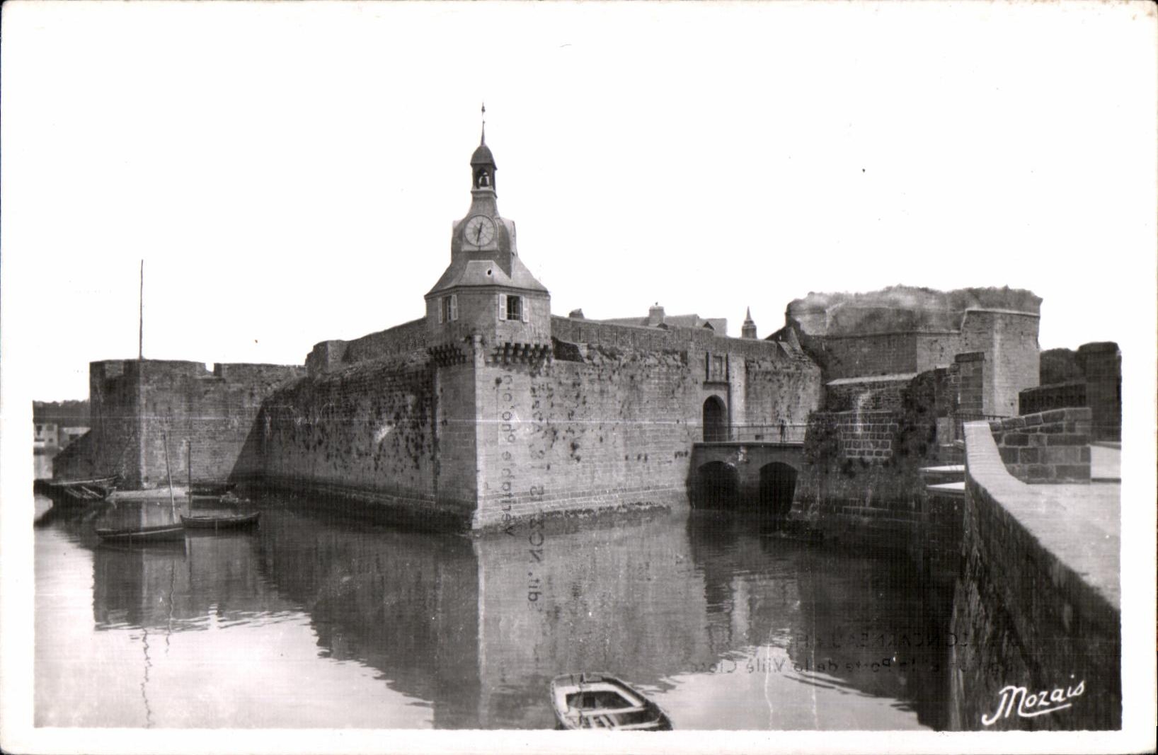 CPA Concarneau (Finistere) Le Bastion et la Porte de la Ville Close
