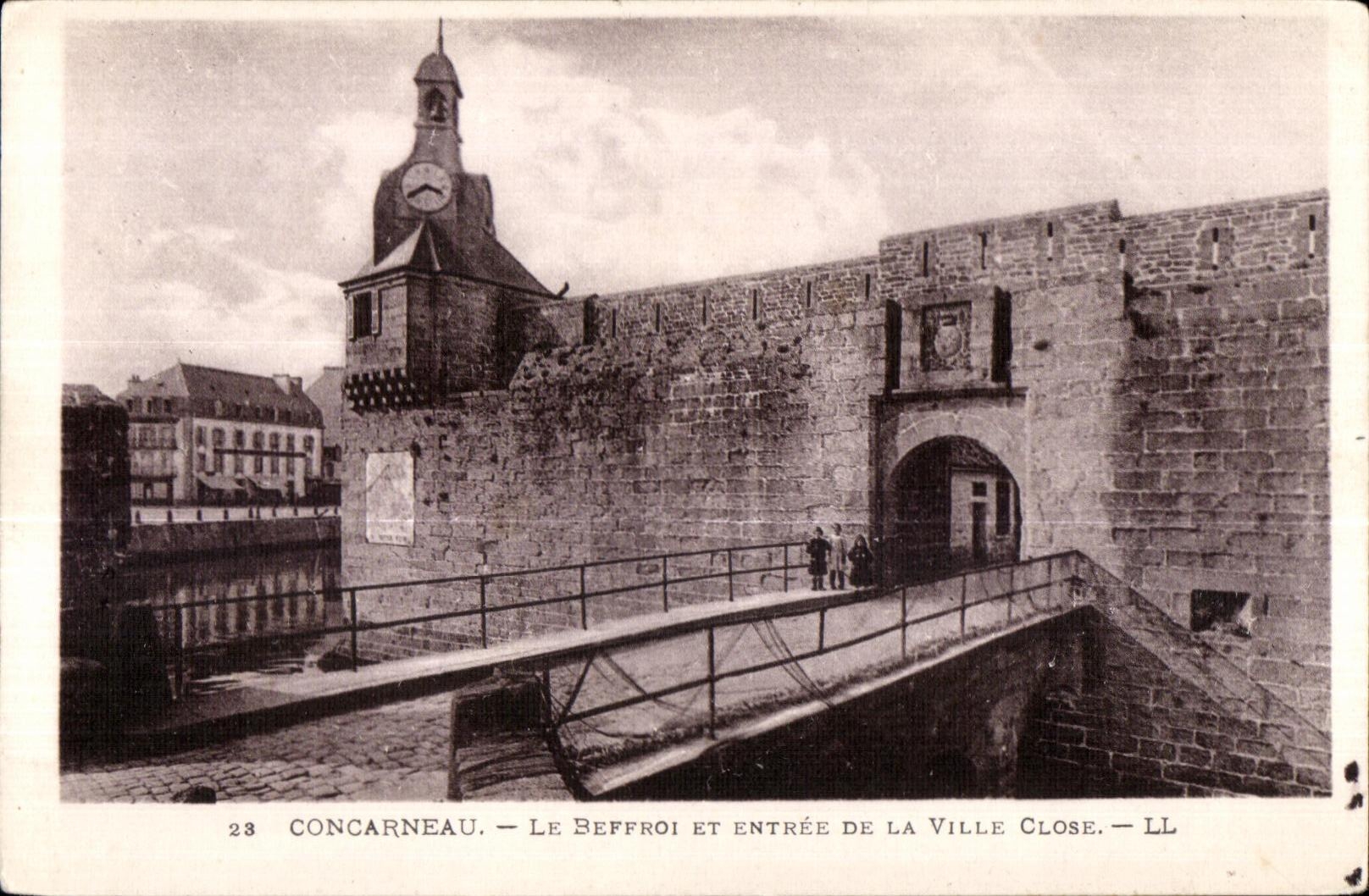 CPA Concarneau Le Beffroi Et Entree De La Ville Close