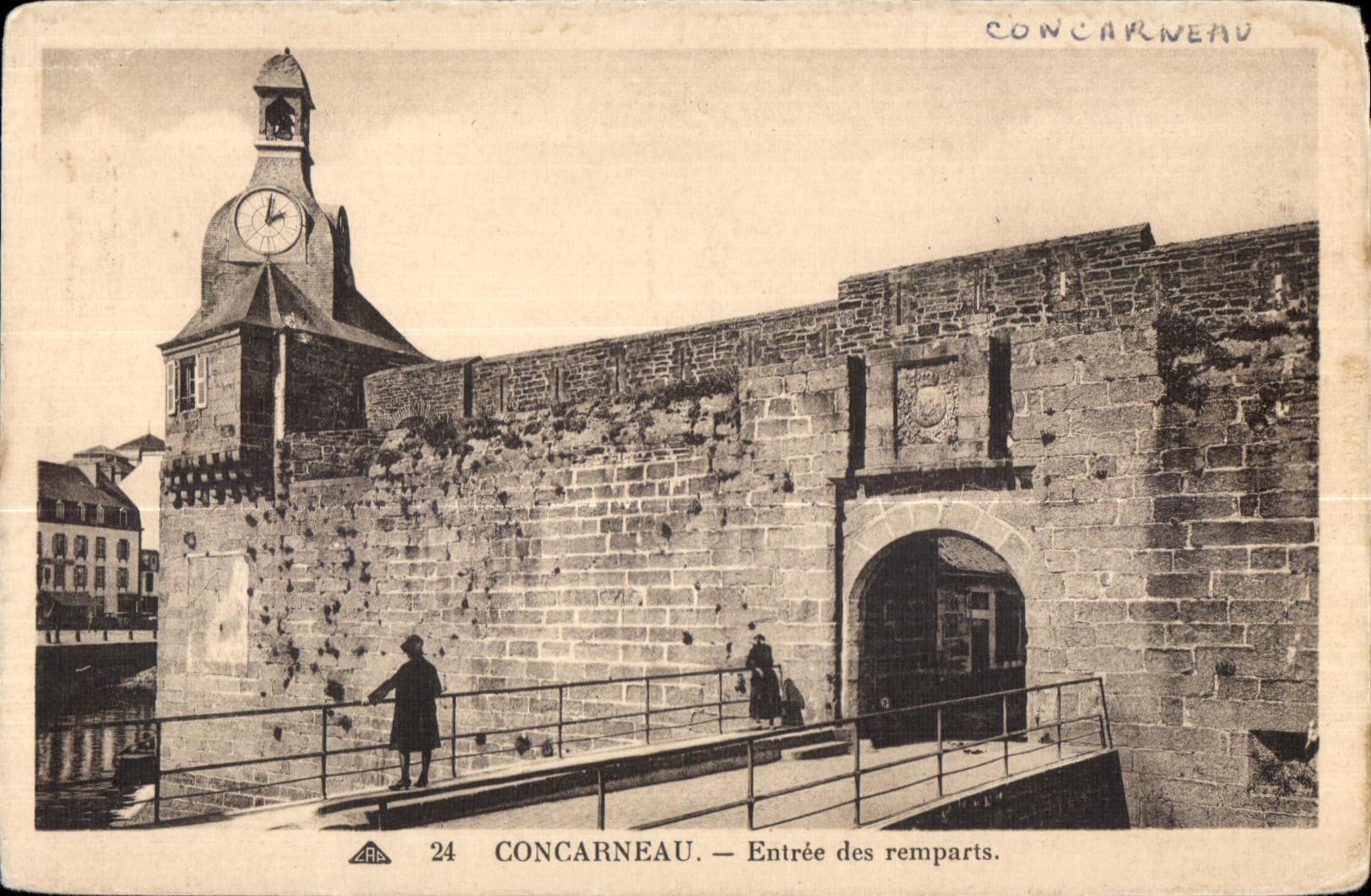 CPA Concarneau Entree des remparts