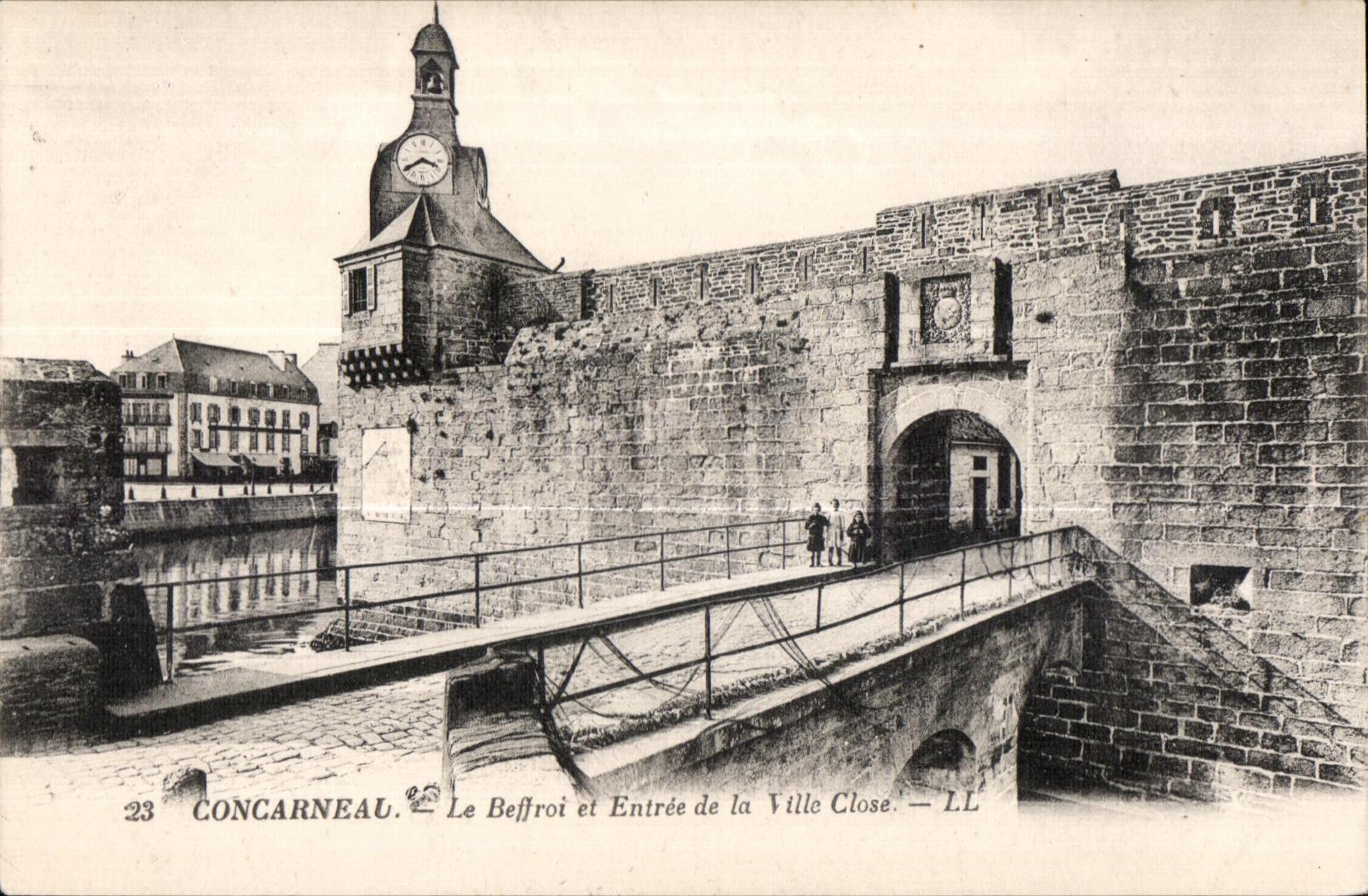 CPA Concarneau Le Beffroi et Entree de la Ville Close