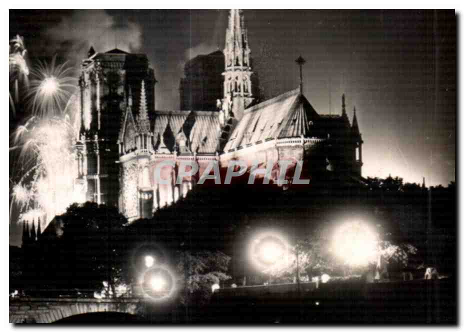 CPA Paris Feu d artifice devant Notre Dame