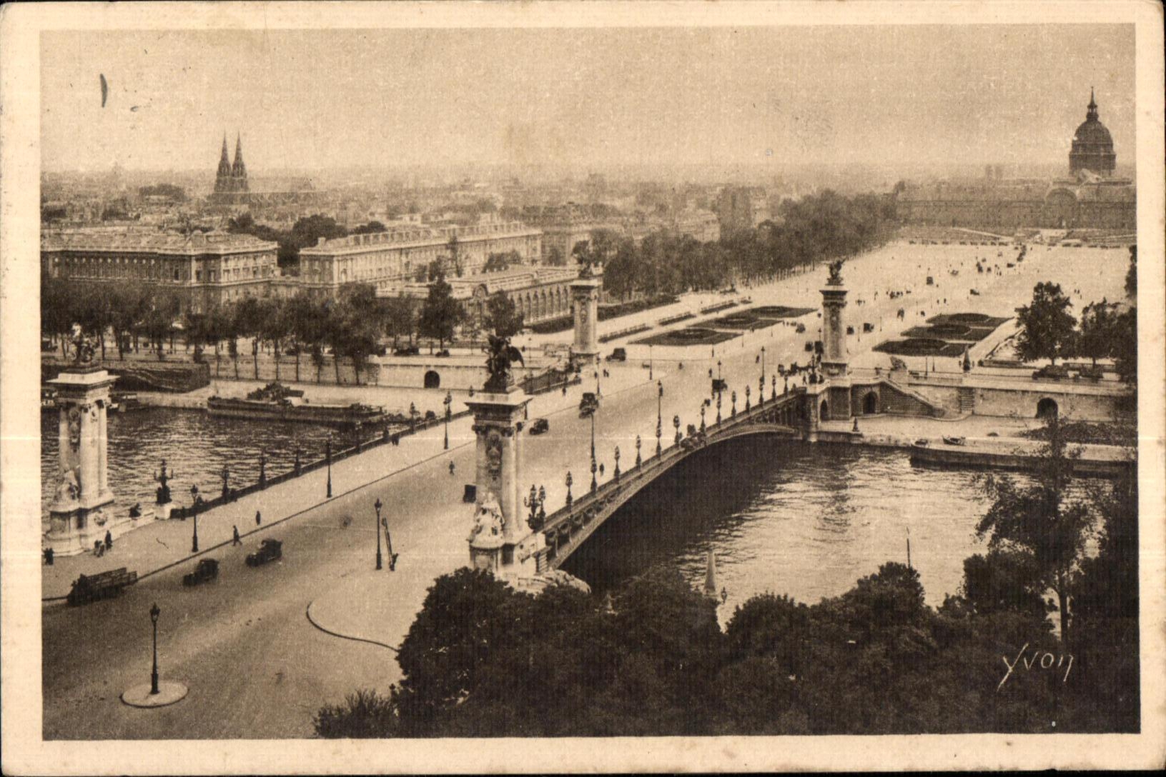 CPA Paris En Flanant Le Pont Alexandre III et I Esplanande Des Invalide Alexandre III bridge and Invalids Esplanande