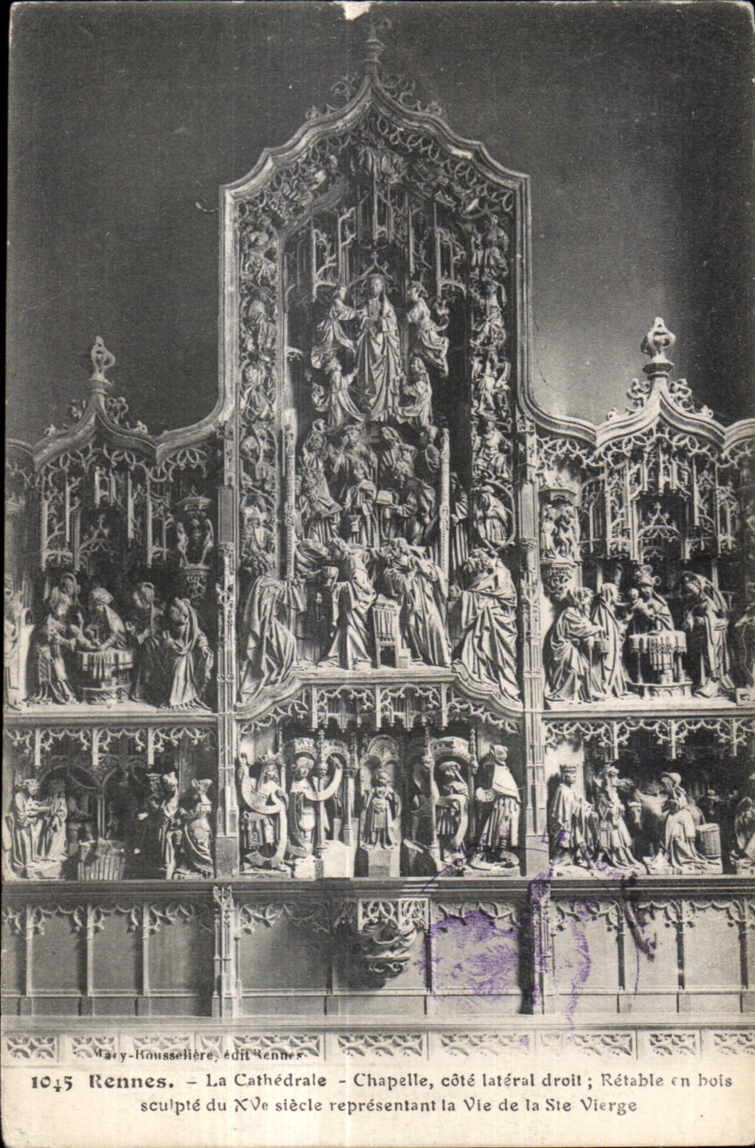 Rennes - La Cathédrale - Chapelle, côté latéral droit ; Rétabelle en bois sculpté du XVe siècle représentant la Vie de la Vierge