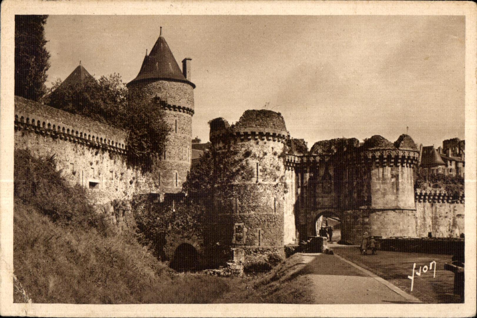 Fougères — Le château - Porte Notre-Dame (XIIe et XVes) — Les Éditions d'Art Yvon