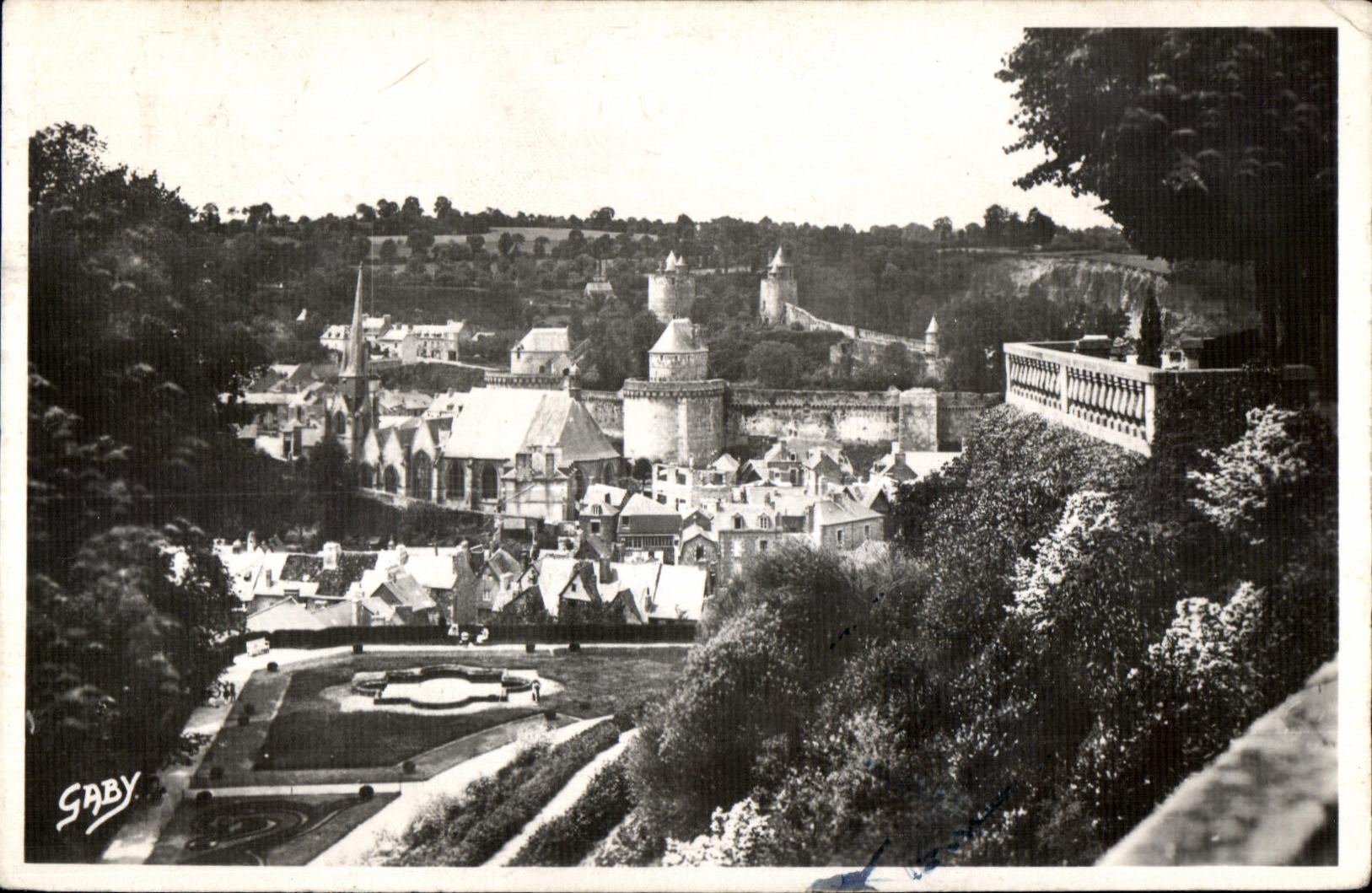 Fougères (Il.-et-V.) — La Place Le Roux, 2e plate-forme du Jardin Public — Éditions Gaby