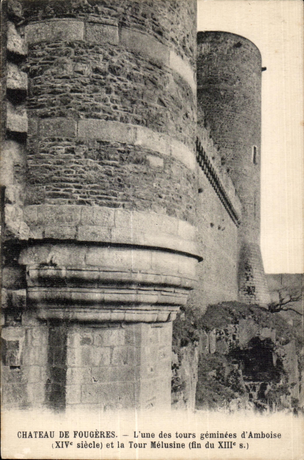 Château de Fougeres — L'une des tours géminées d'Amboise (XIVe siècle) et la Tour Mélusine (fin du XIIIe s.)