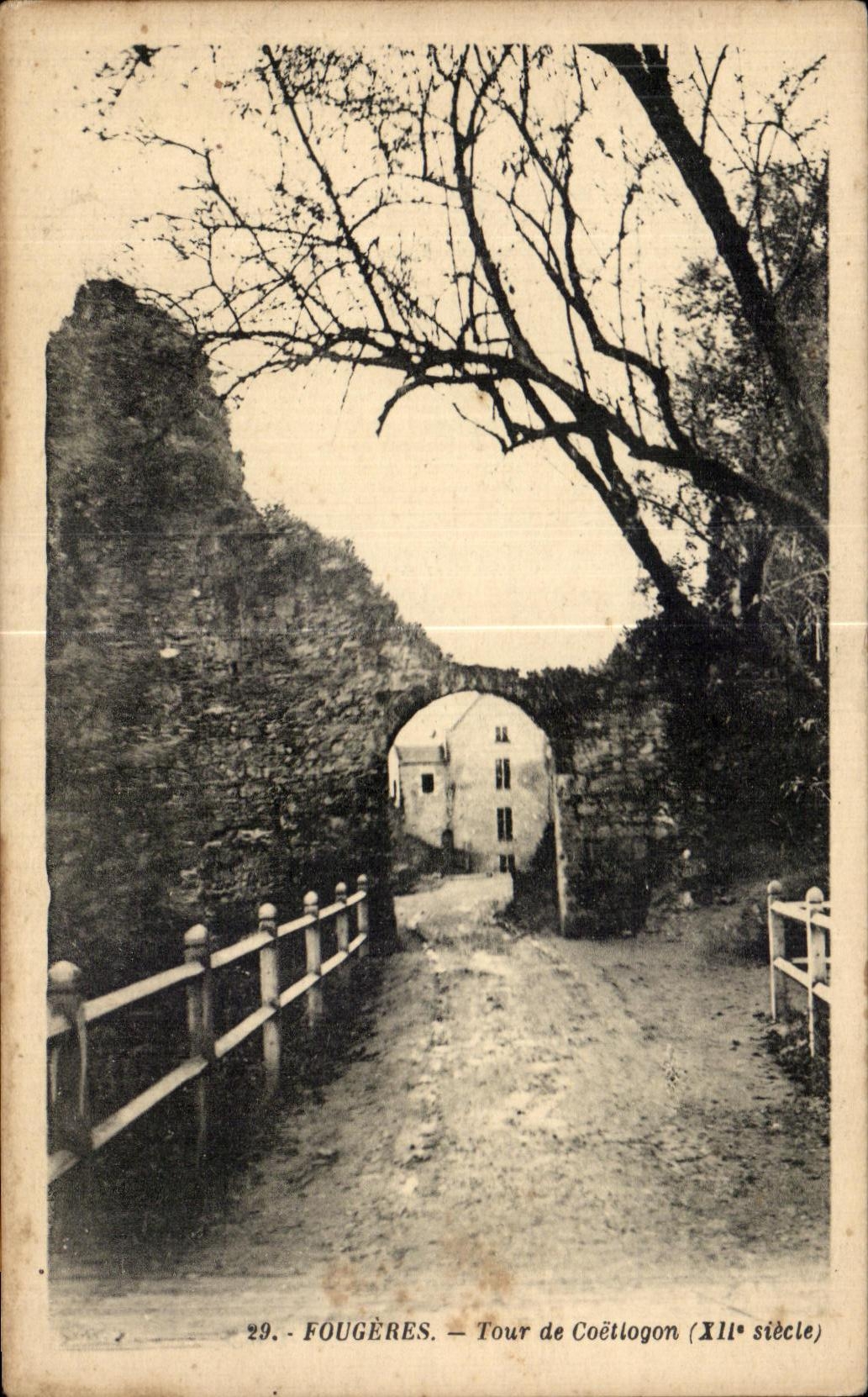 Fougères — Tour de Coëtlogon (XIIe siècle)