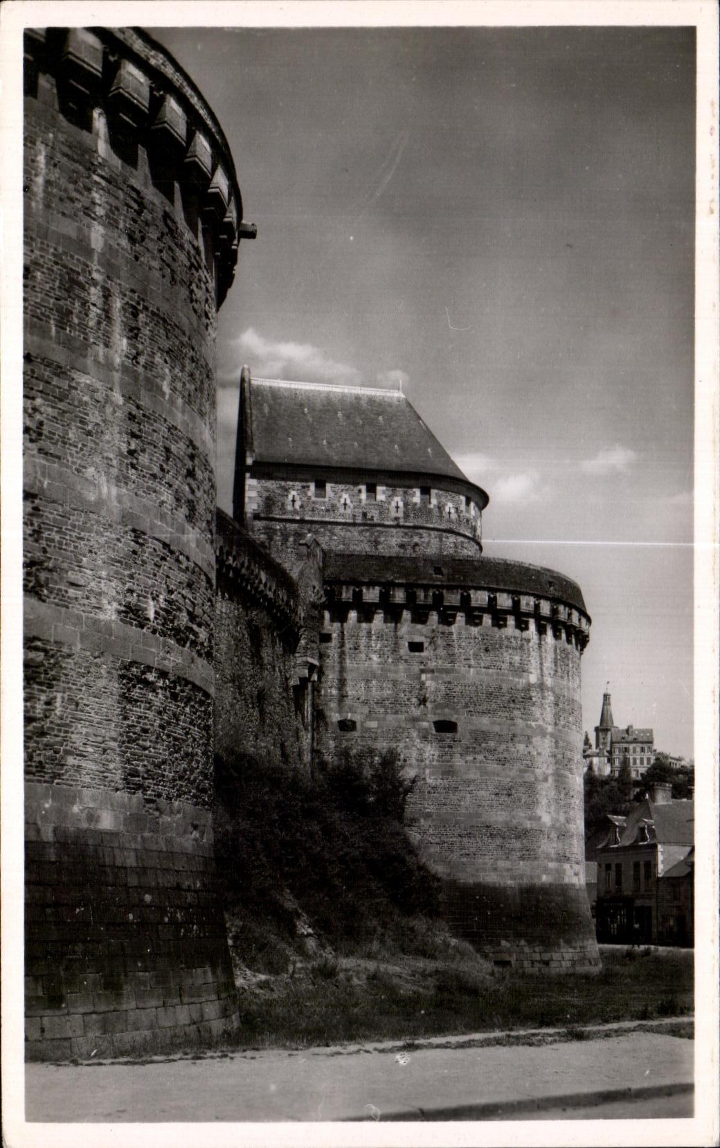 Fougères - Le Château — Tour Raoul (XIIIe et XIVe s.) — Édition La Cigogne, Rennes