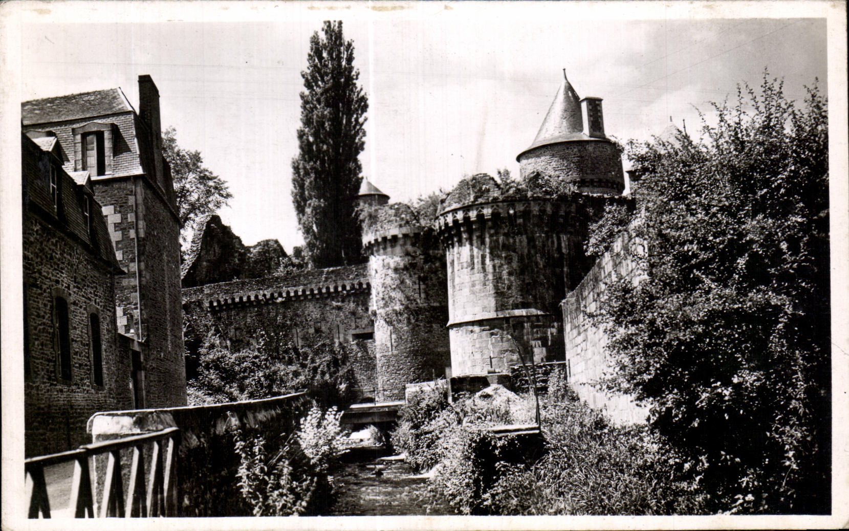 Fougères - Puerta Notre Dame y el Nançon — Edición « La Cigogne »