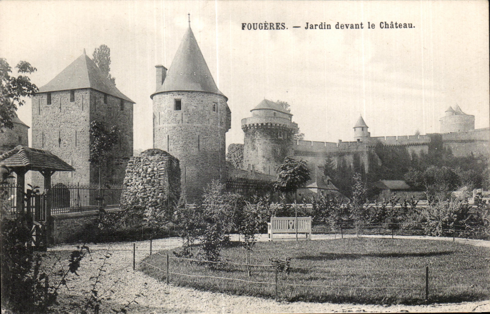 Fougères — Jardin devant le Château — Cliché A D. N° 84