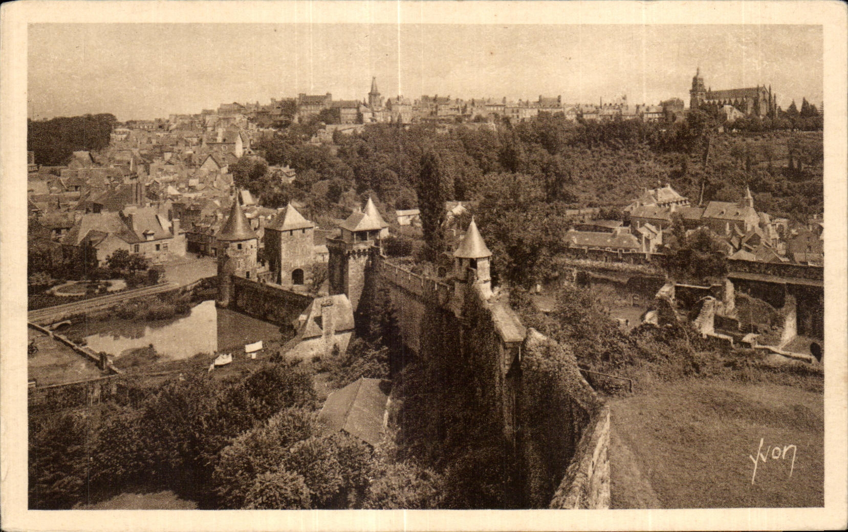 Fougères (Ille-et-Vilaine) — La ville haute (à droite, l'église St-Léonard) — Éditions d'Art Yvon, n°2