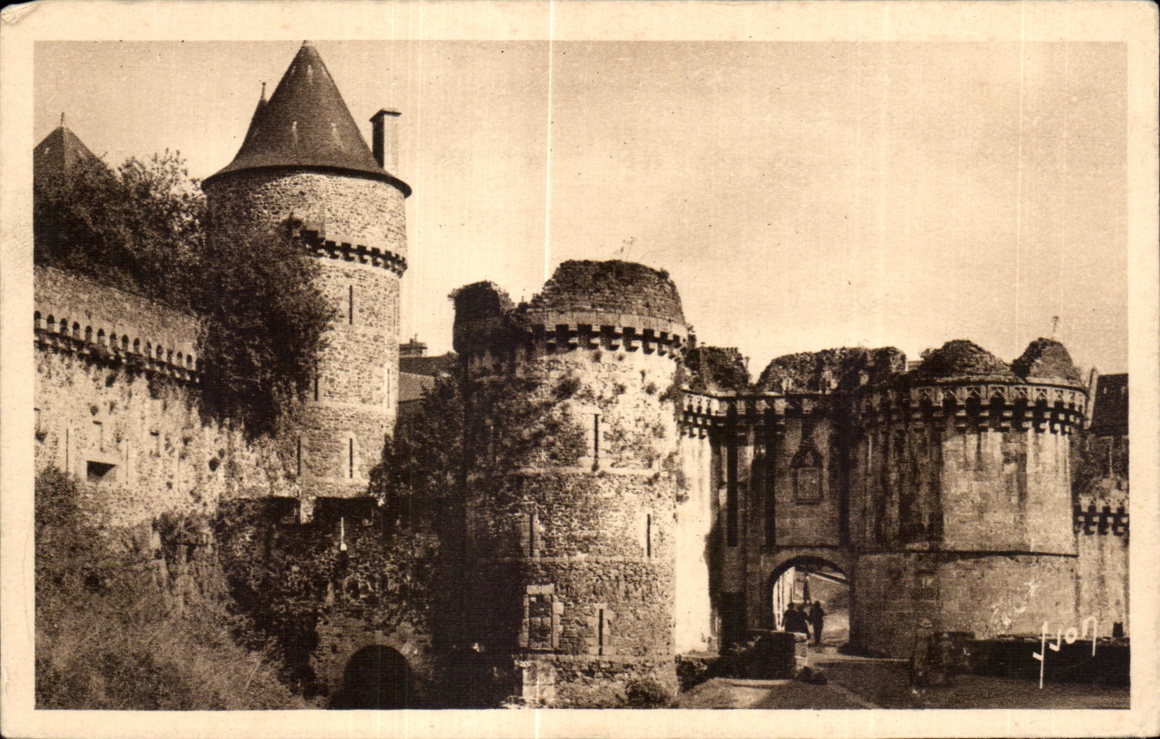 Fougères — Das Schloss — Porte Notre-Dame (12. und 15. Jahrhundert) — Éditions d'Art Française