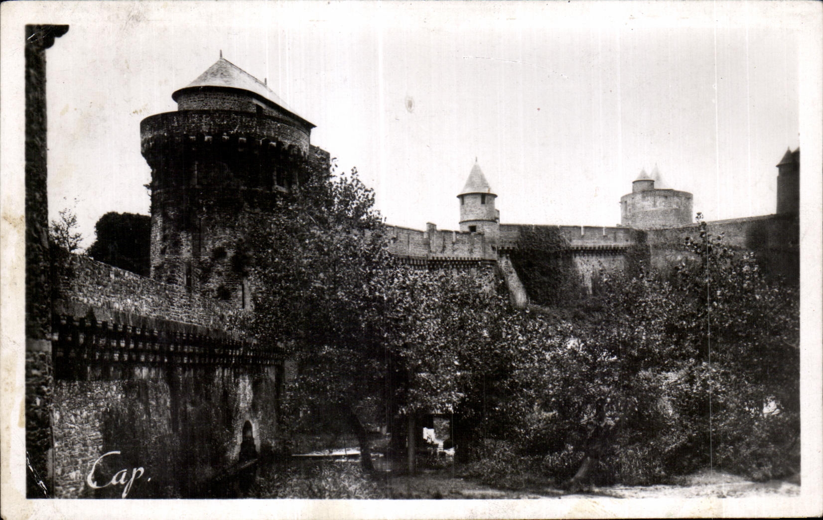 Le vieux Château — Les bords du Nançon — REAL-PHOTO A.P. Paris