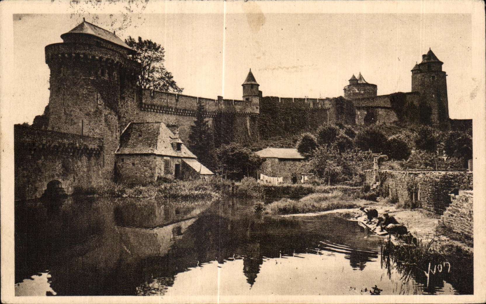 Fougères (Ille-et-Vilaine) — Les Remparts Nord du Château — Édition d'Art YVON, Paris