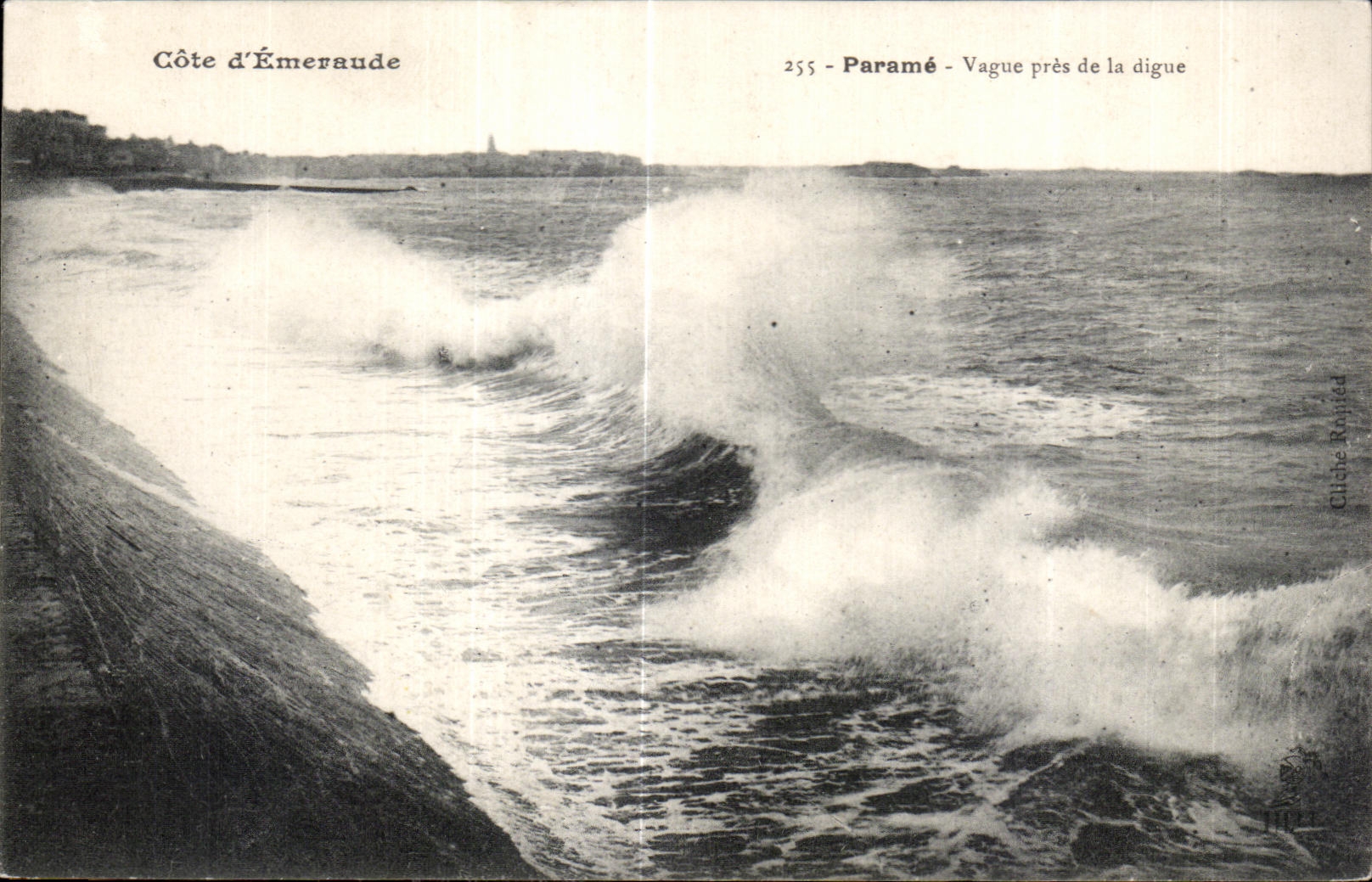 Côte d'Émeraude — Vague près de la digue — Cliché Roupied, n° 255