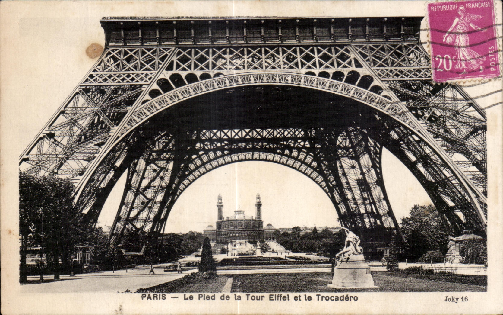 CPA Paris Le Pled de la Tour Elffel et le Trocadero