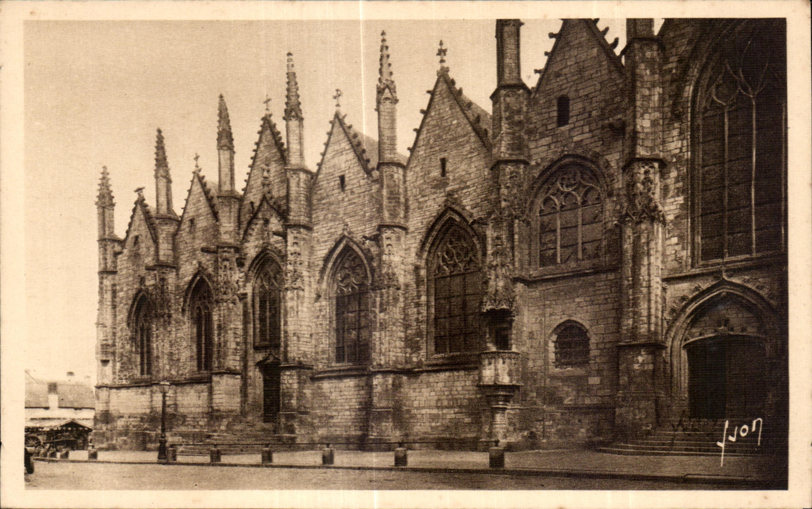Vitré (Ille-et-Vilaine) — Église Notre-Dame (XVe et XVIe siècles) — Face latérale sud — Photographe L. JON