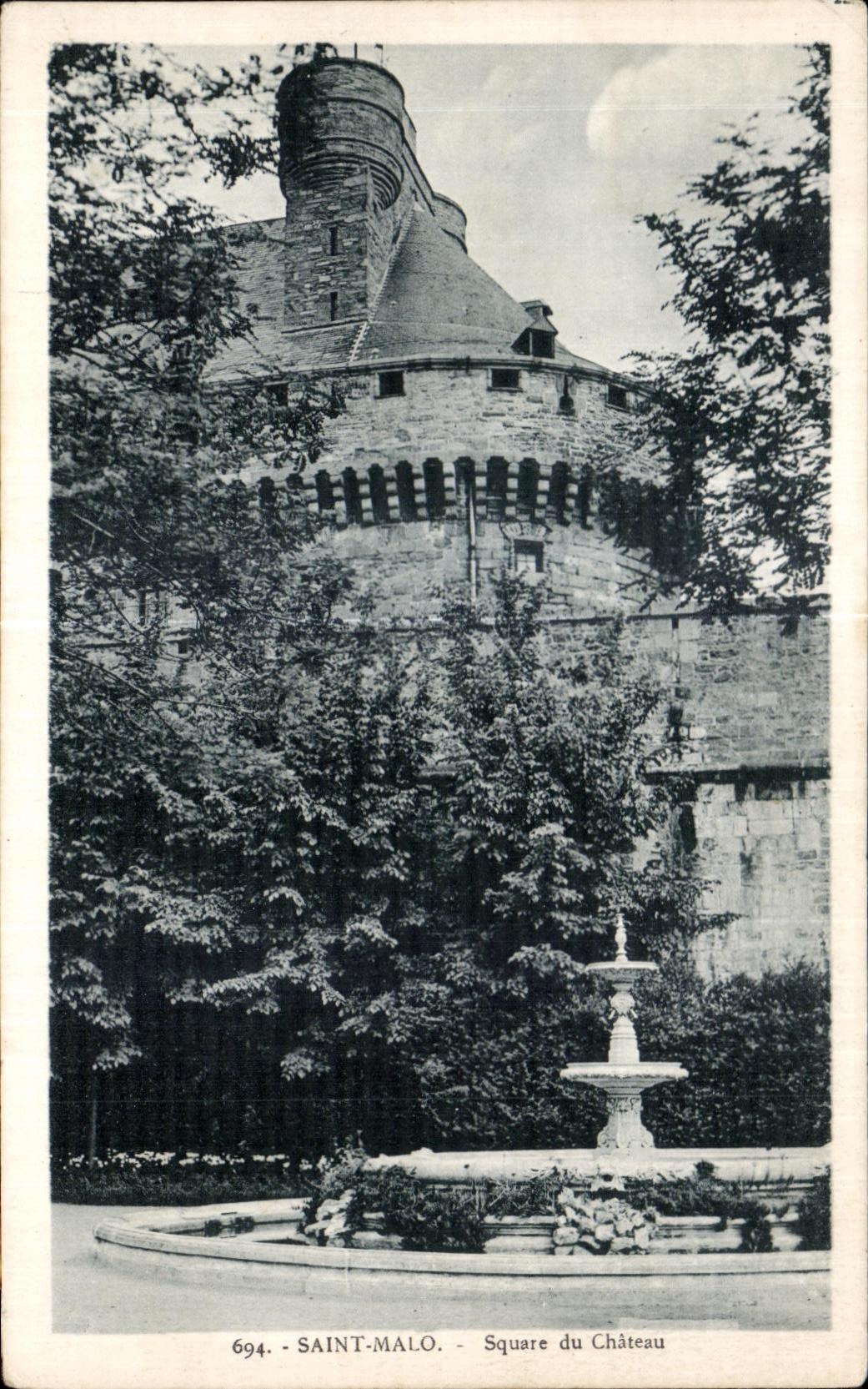 Saint-Malo - Square du Château — tour du château et fontaine — éditeur La Cigogne, n° 694 - Anverso