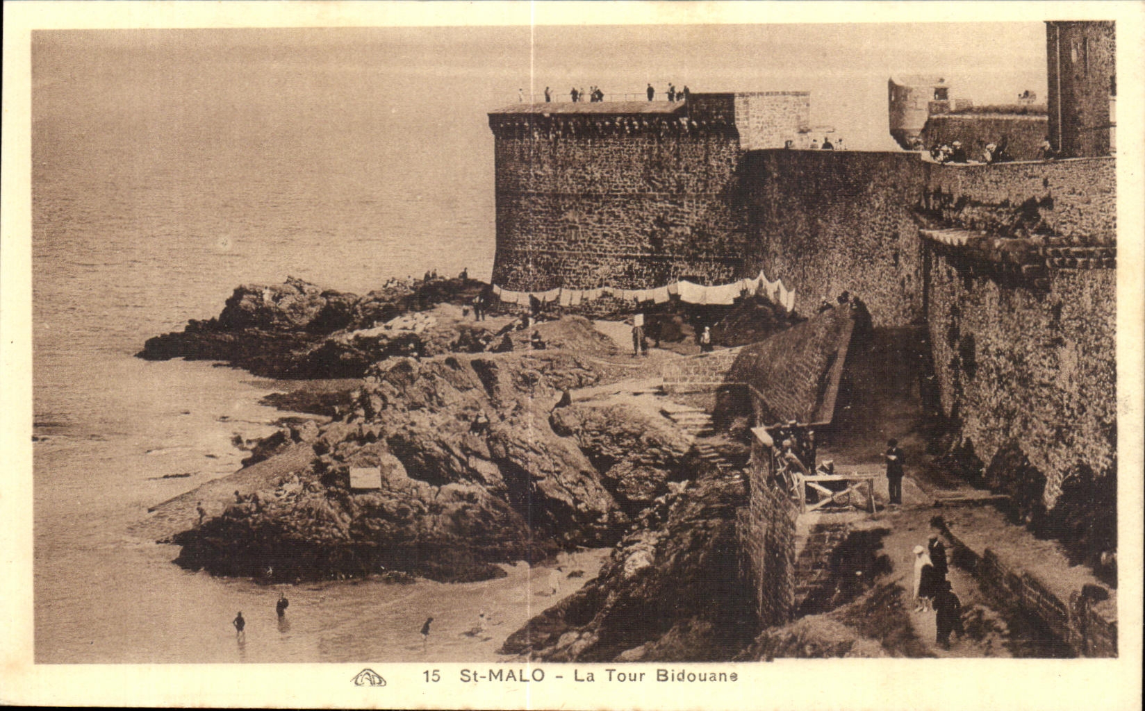 St-Malo - La Tour Bidouane — uitzicht van de toren en het haven, met bezoekers en kleding aan de lijn — uitgever niet geïdentificeerd, serie nummer 15