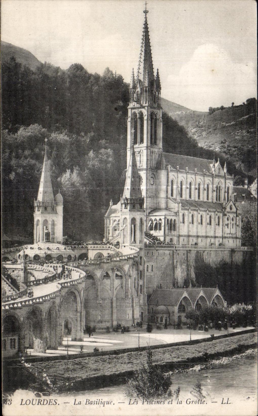 CPA Lourdes La Basiliqur Les Piseines et la Grotte