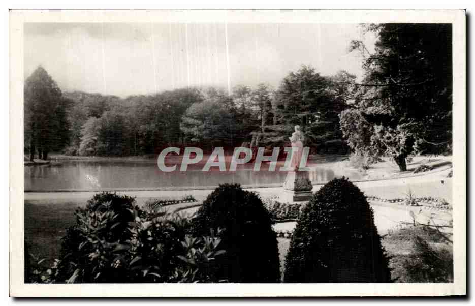 Jardin avec lac et statue — CPAPHIL