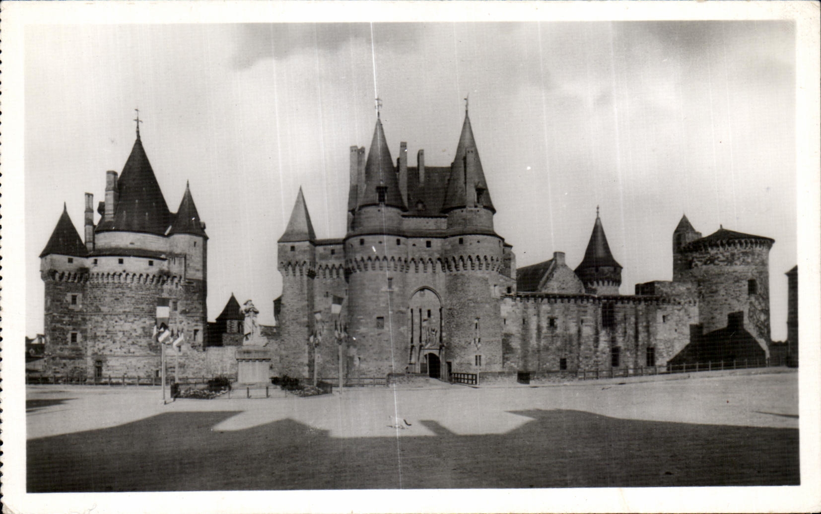 Vitré (Ille-et-Vilaine) — Château des Ducs de Bretagne — Tour Saint-Laurent et entrée Tour Magdeleine — Édition d'Art BellFrance, Caen