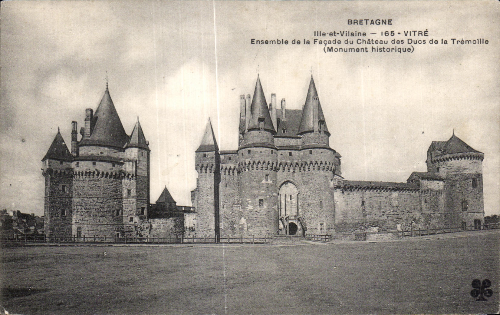 Vitré — Fassade des Schlosses der Herzöge von la Trémoille — Historisches Denkmal