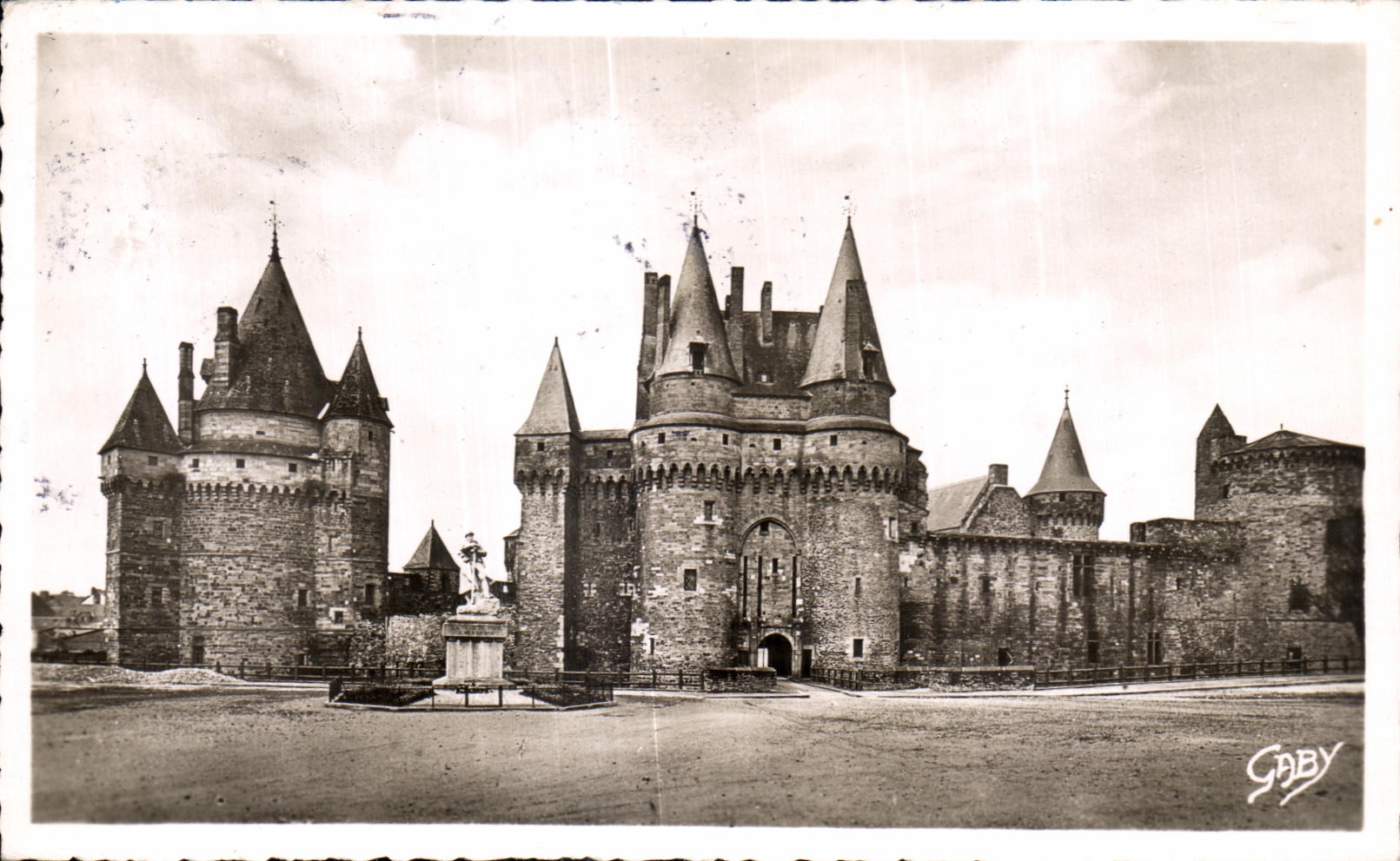 Château de Vitré — Forteresse du Moyen Âge remarquable — Éditions GABY