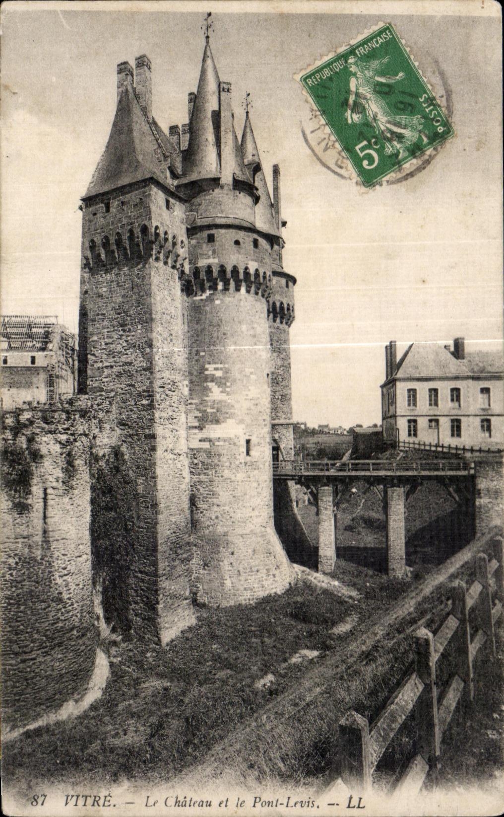 Vitré — Le Château et le Pont-Levis — LL