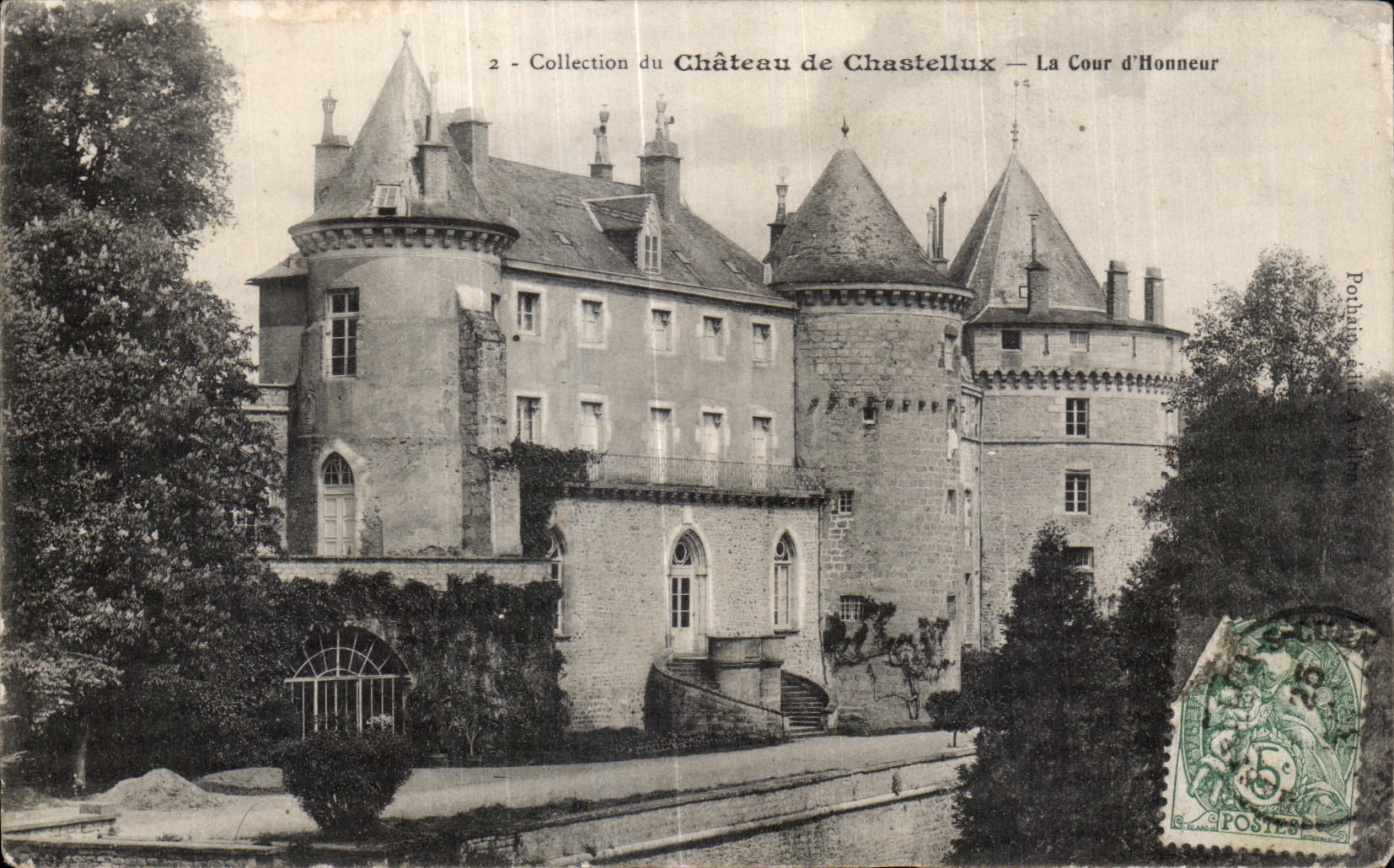 Château de Chastellux — La Cour d'Honneur — Collection du Château de Chastellux