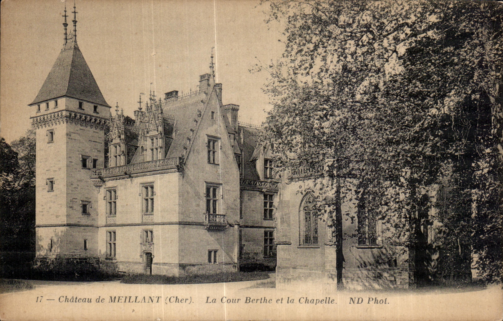 Château de Meillant (Cher) — La Cour Berthe et la Chapelle — ND Phot.