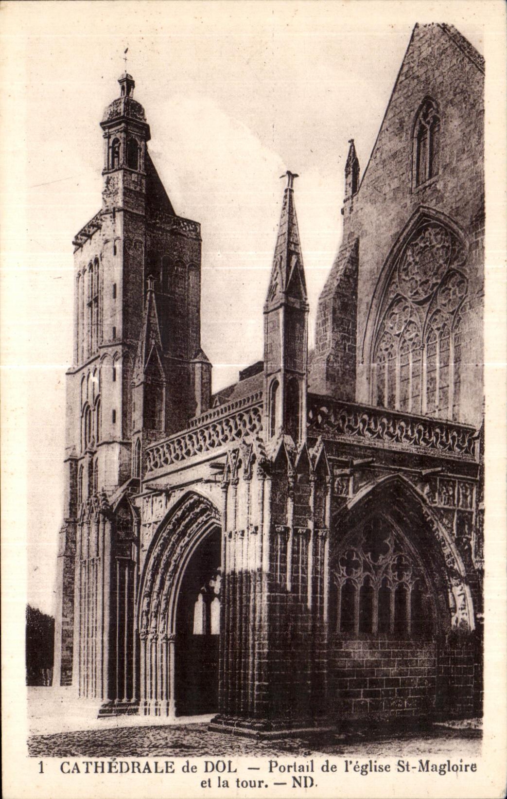 CPA Cathedrale de Dol Portail de I eglise St Magloire et la tour
