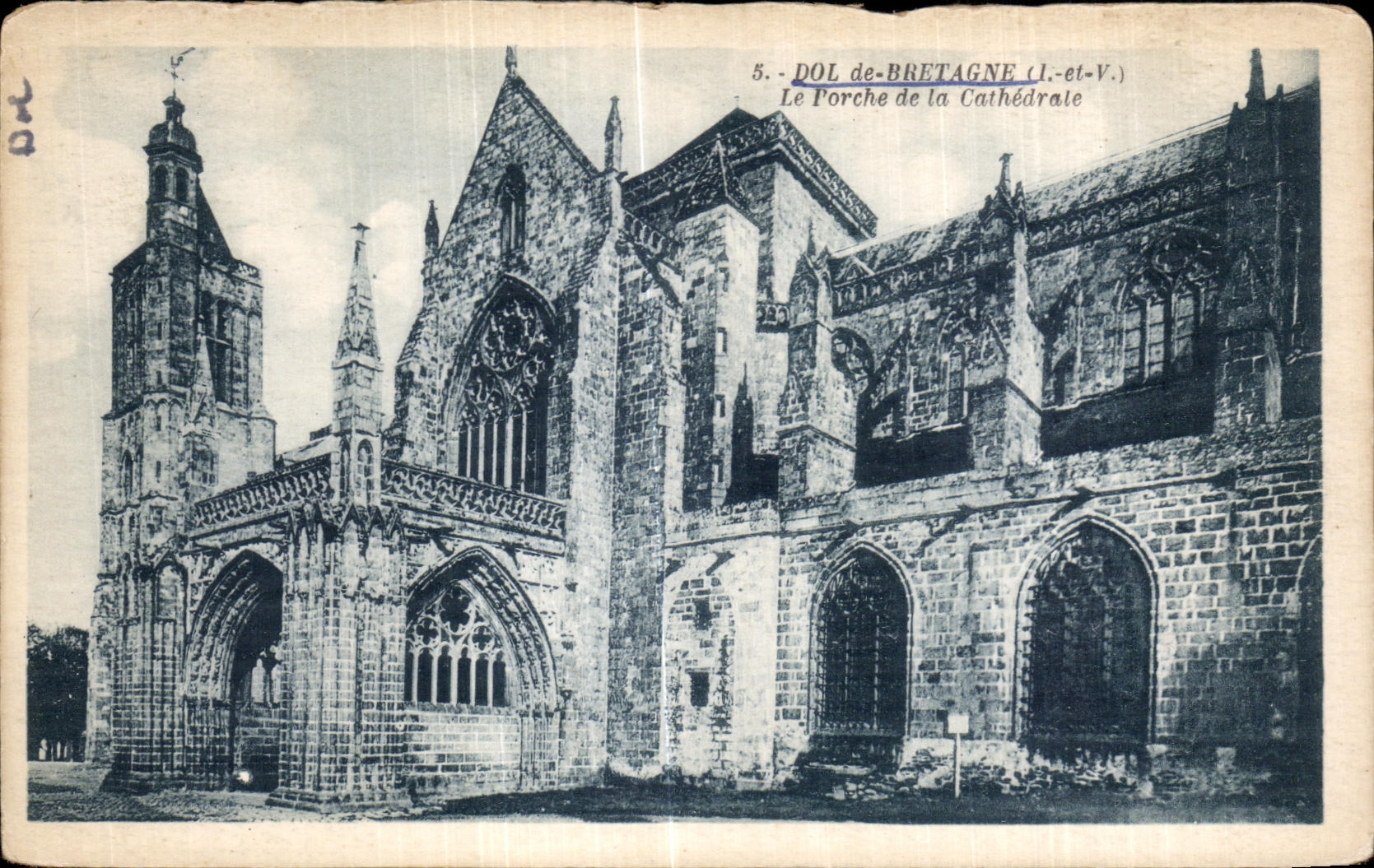 CPA Dol De Bretagne Le Porche de la Cathedrale
