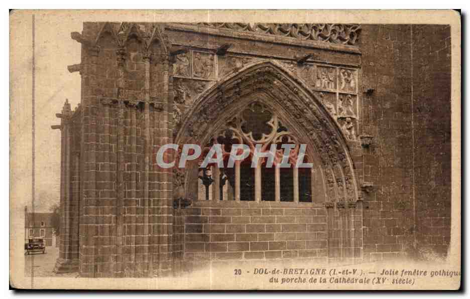 CPA Dol De Bretagne Jolie fenetre gothique du porche de la Cathedrale
