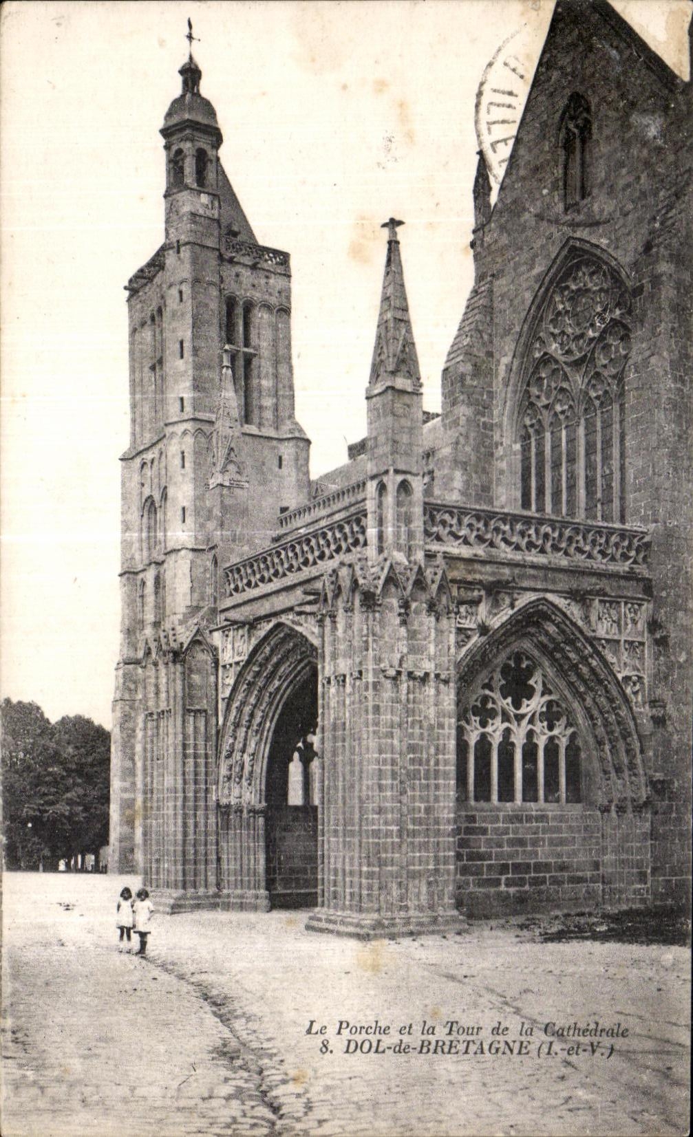 CPA Le Porche et la Tour de la Cathedrale Dol de Bretagne 