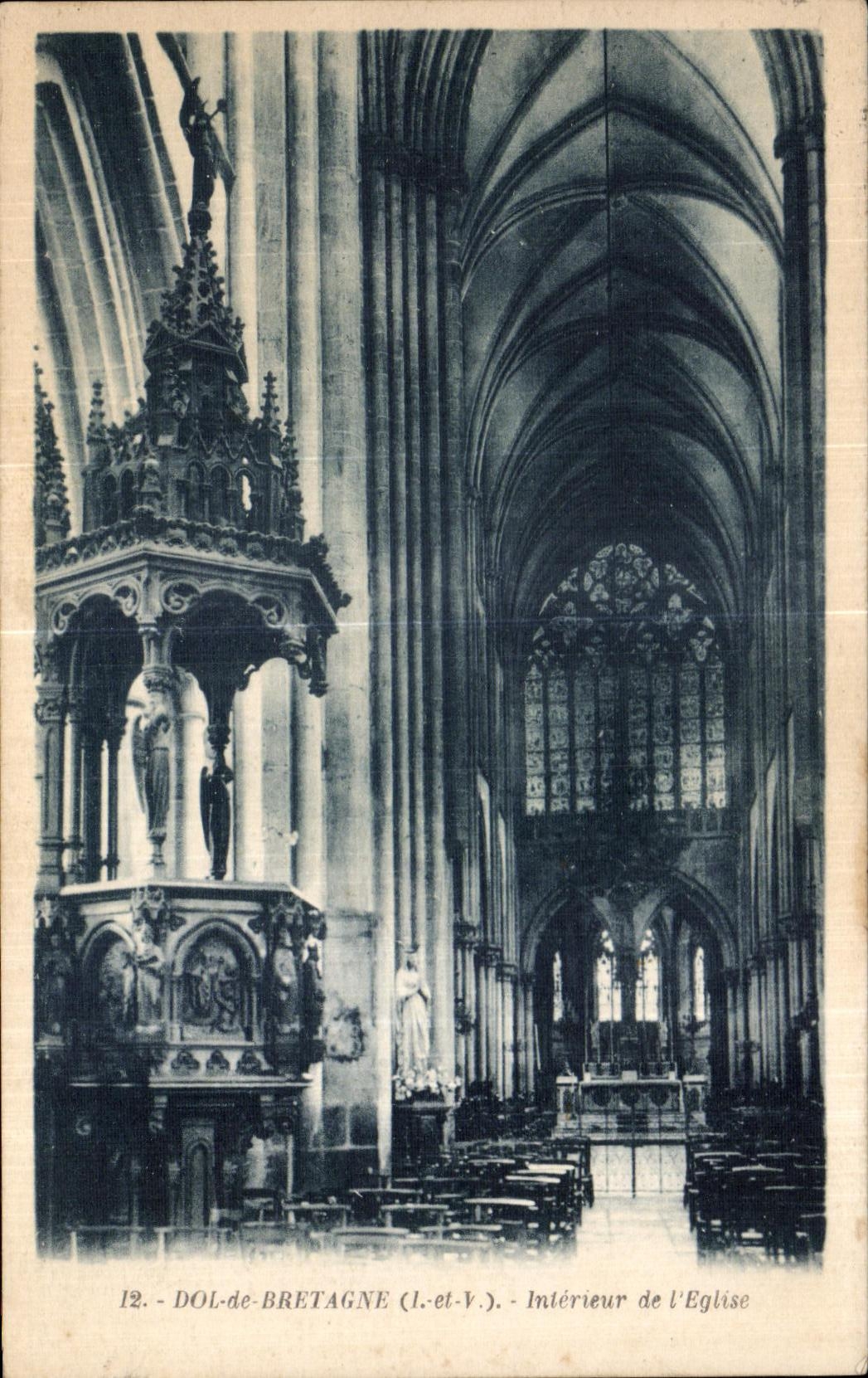CPA Dol de Bretagne Interieur de I Eglise