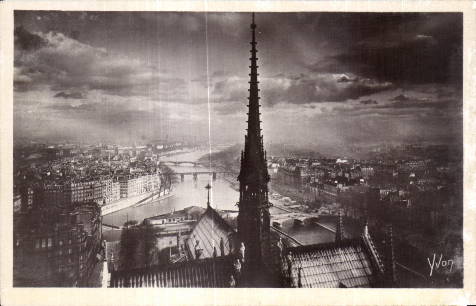 CPA Paris panorama pris des Tours de Notre Dame